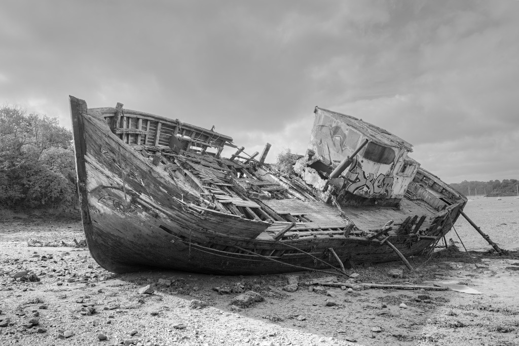 HDR Cimetiere a bateaux B&W scheepskerkhof scheepswrakken scheepswrak urbex quelmer rance bretagne frankrijk kerkhof schip schepen boot boten graffiti strand zwart wit foto